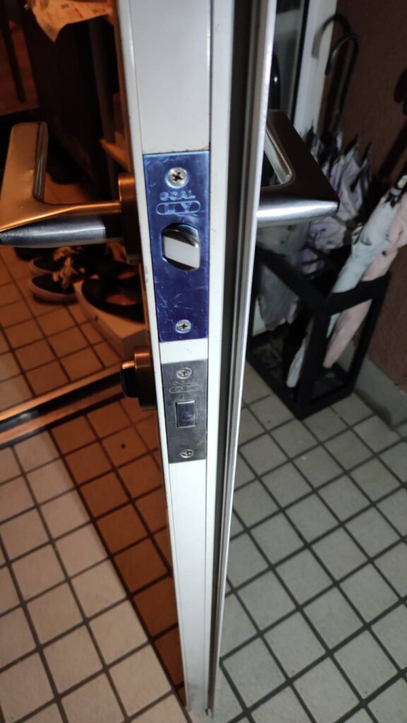 GOAL LYラッチ錠を交換するためにドアノブを取り外している様子