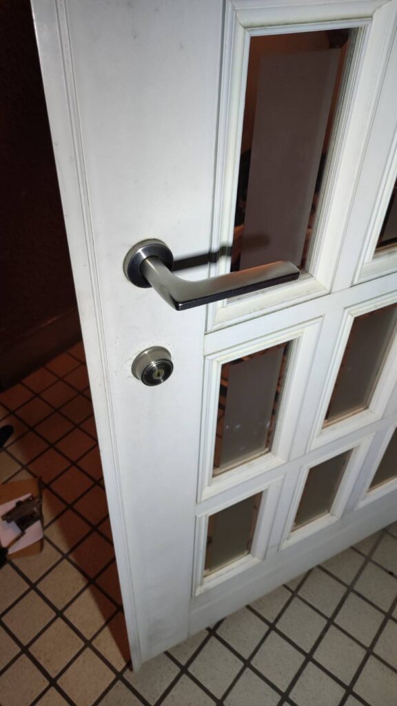 新しいGOAL LYラッチ錠に交換してドアノブが正常な水平位置に戻った状態