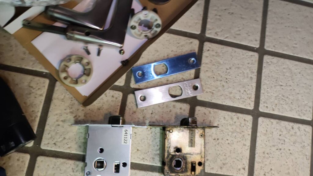 下関市安岡町でGOAL LYラッチ錠の不具合によりドアノブが下がった状態