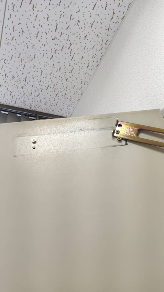 MIWA製ドアクローザーの取り外し作業