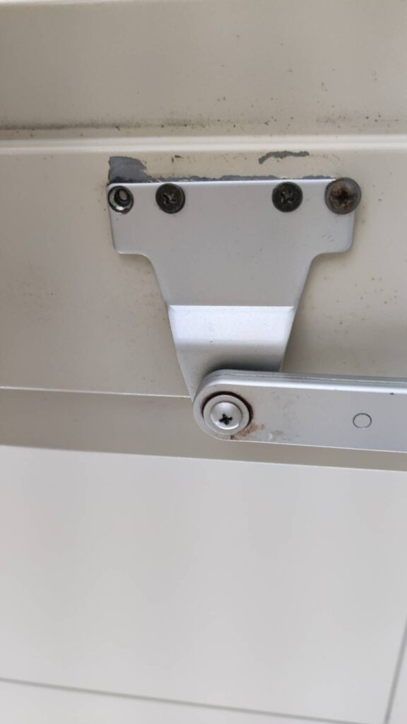 ドア枠側ブラケットの取付状態確認